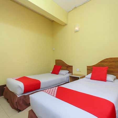 Oyo 90162 Aj Hotel Kuala Berang Екстер'єр фото