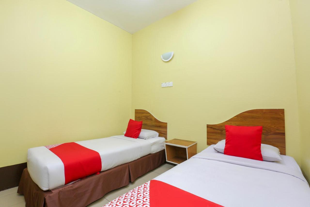 Oyo 90162 Aj Hotel Kuala Berang Екстер'єр фото